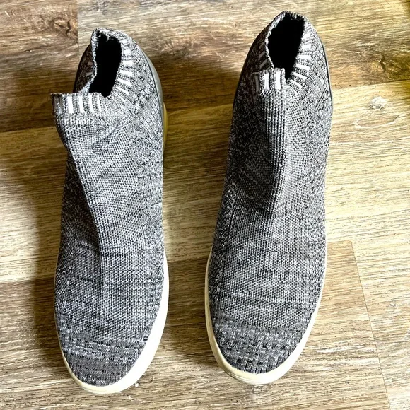 Shoes - Picture 2 of 3